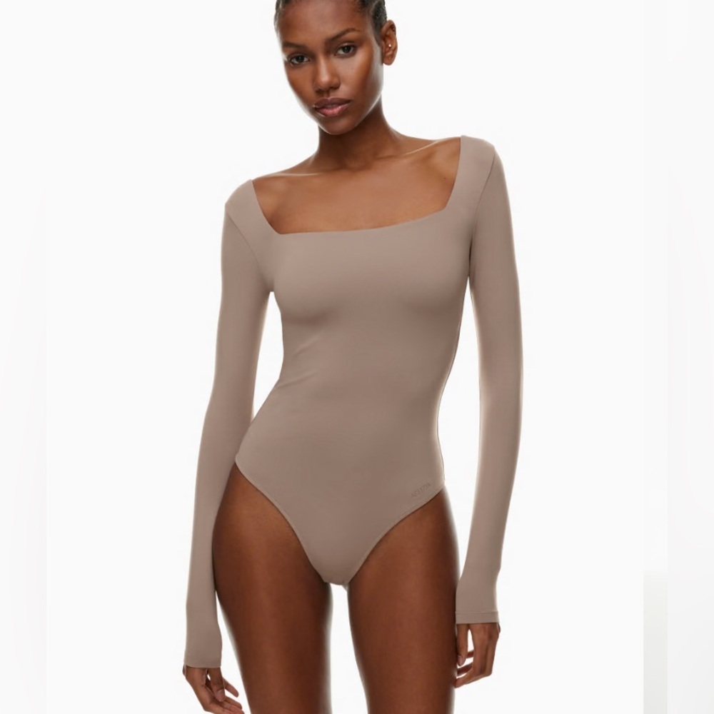 Aritzia Babaton Contour Squareneck Longsleeve Bodysuit